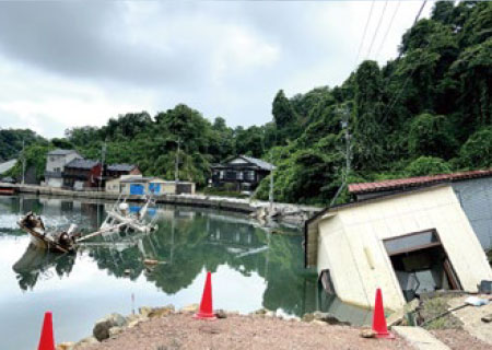 津波により決壊した能登町小木港